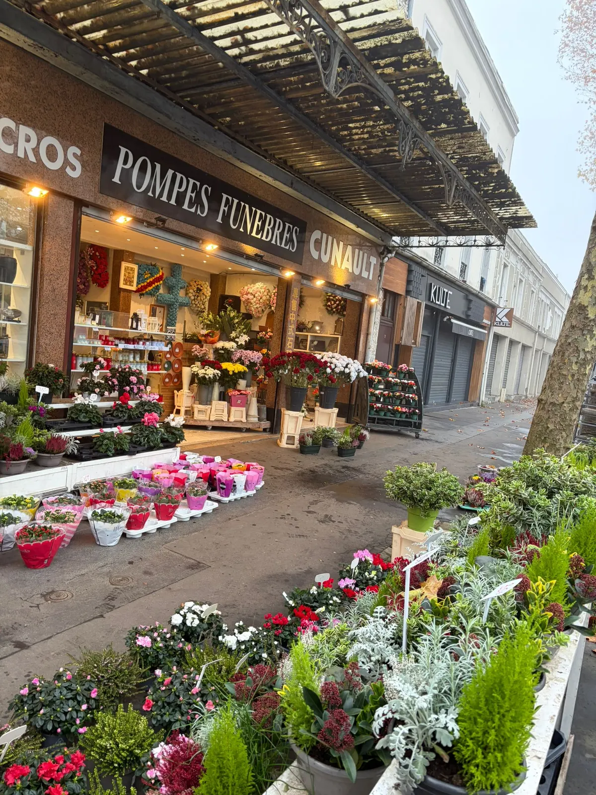 Vue de la boutique et des articles funéraires